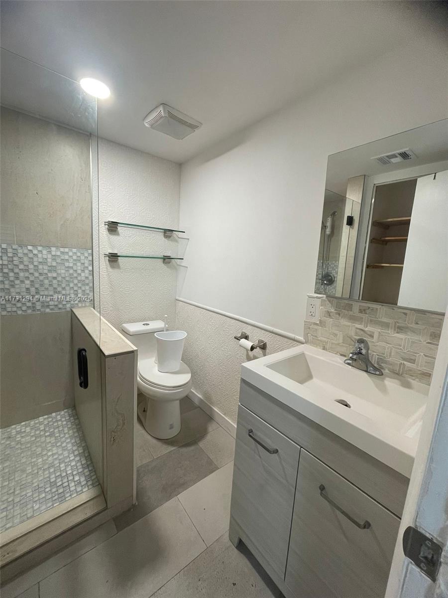 LE JEUNE MANORS - Residential Lease