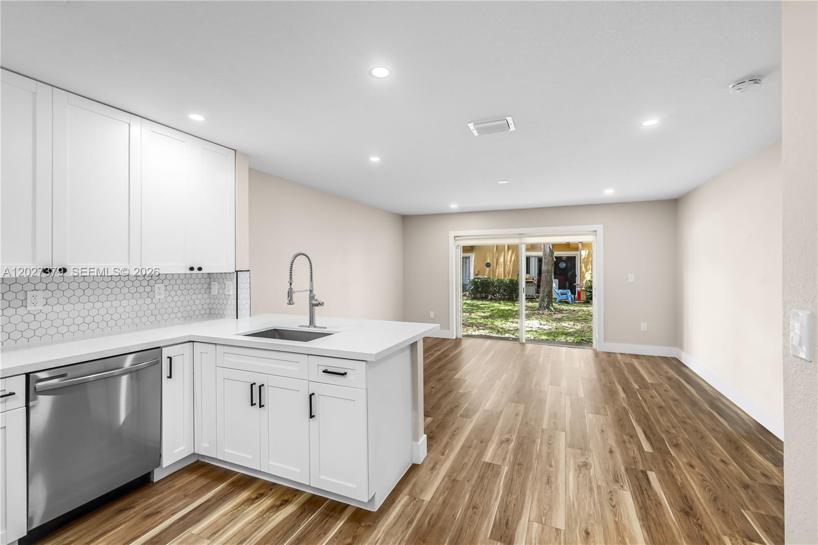 MELROSE POINT CONDO - Residential Lease