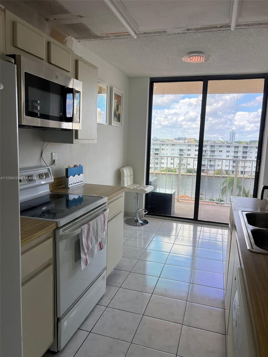 WINSTON TOWERS 700 CONDO - Residential