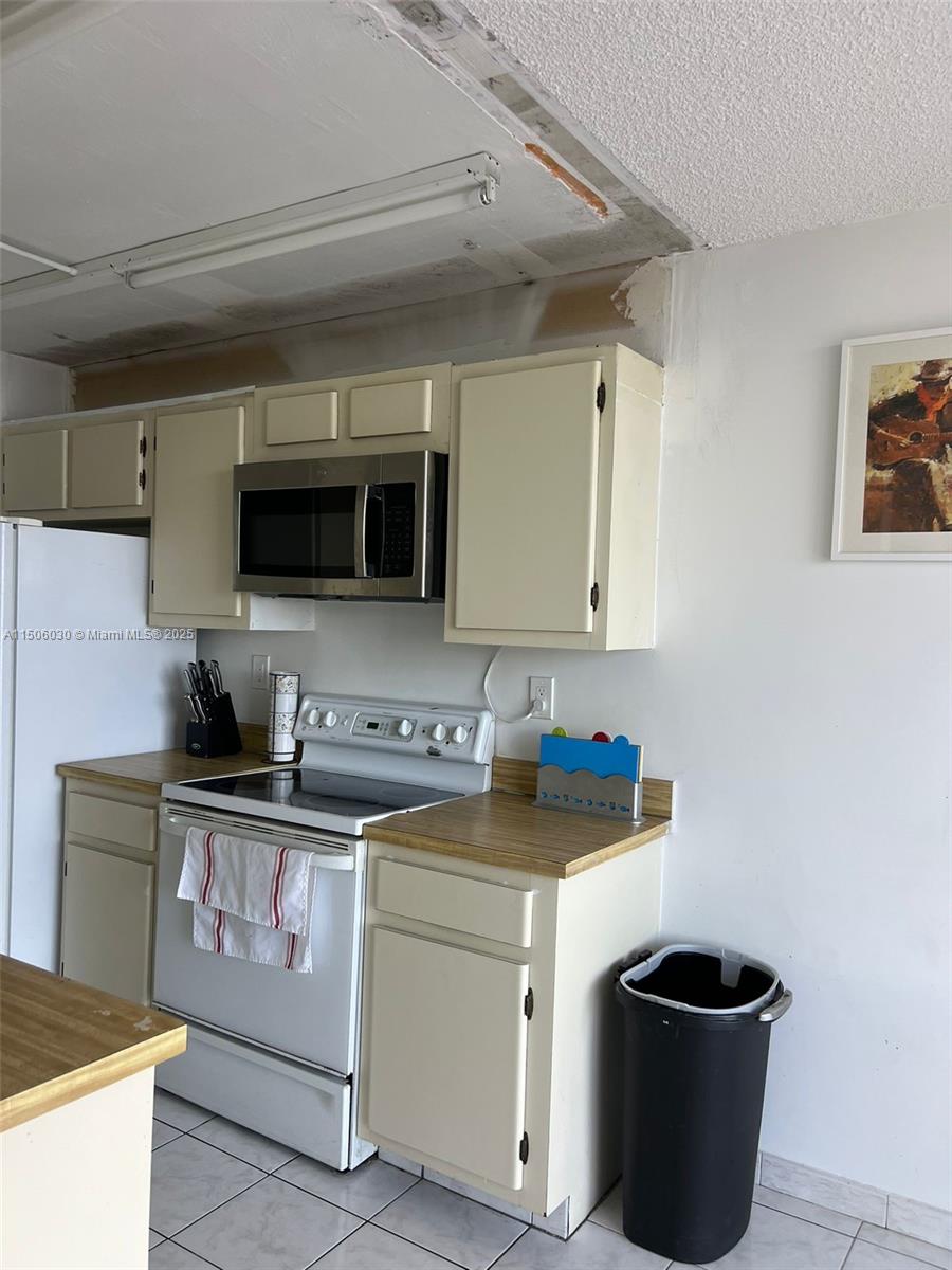 WINSTON TOWERS 700 CONDO - Residential