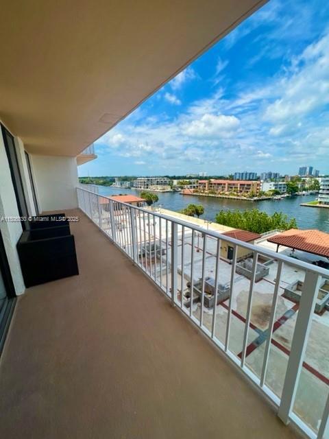 WINSTON TOWERS 700 CONDO - Residential