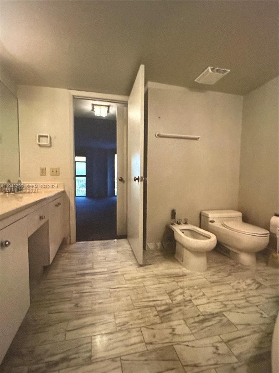 TOWERS OF QUAYSIDE CONDO - Residential