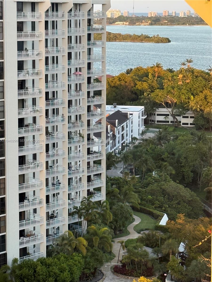 TOWERS OF QUAYSIDE CONDO - Residential