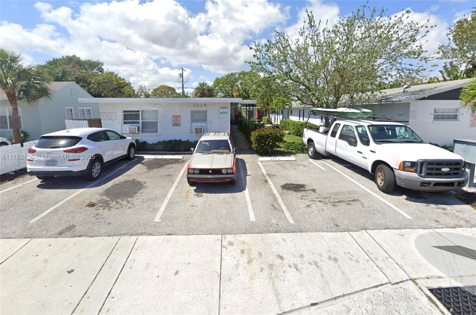 Beautiful 1 bedroom just 2 blocks from the intracoastal. Lake Worth is a beautiful city in Florida that offers its residents many amenities and activities. Lake Worth is home to many parks, including John Prince Park, which offers residents a place to picnic, hike, and bike. Lake Worth also has a variety of shopping and dining options and a lively nightlife scene. Lake Worth is an ideal city for those who want to live in a beautiful location with many things to do.