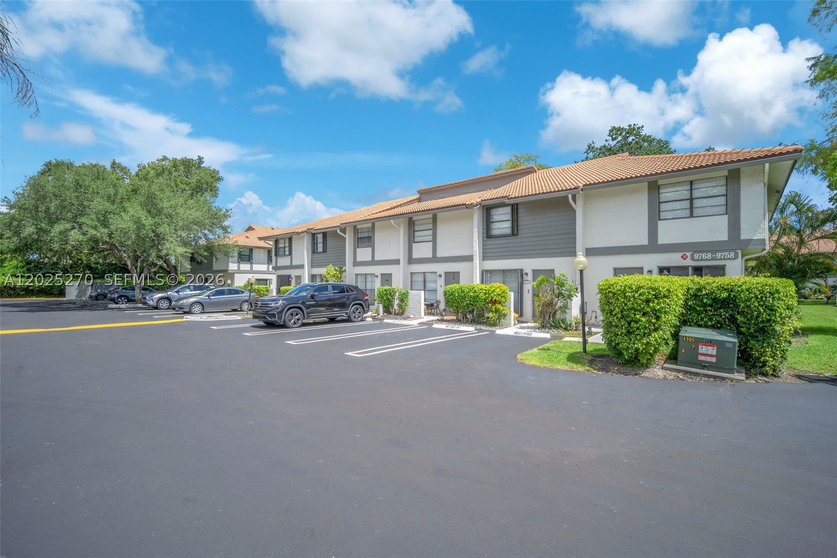 UNIVERSITY MAPLEWOOD TOWN - Residential