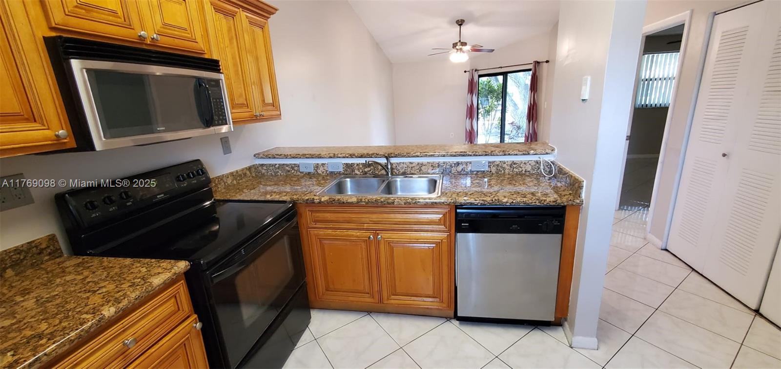VILLAS DE VENEZIA CONDO - Residential Lease