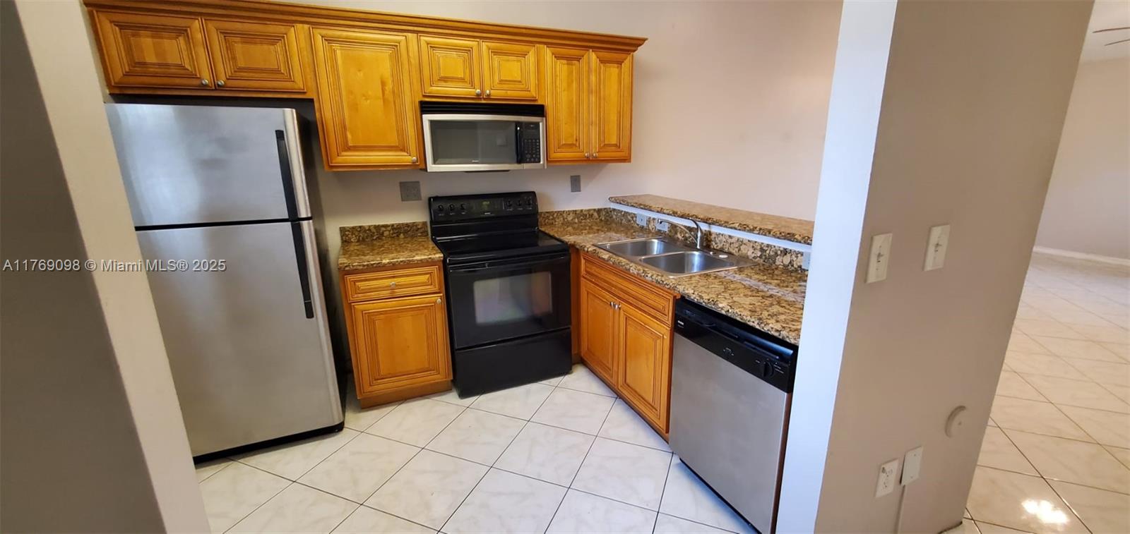 VILLAS DE VENEZIA CONDO - Residential Lease
