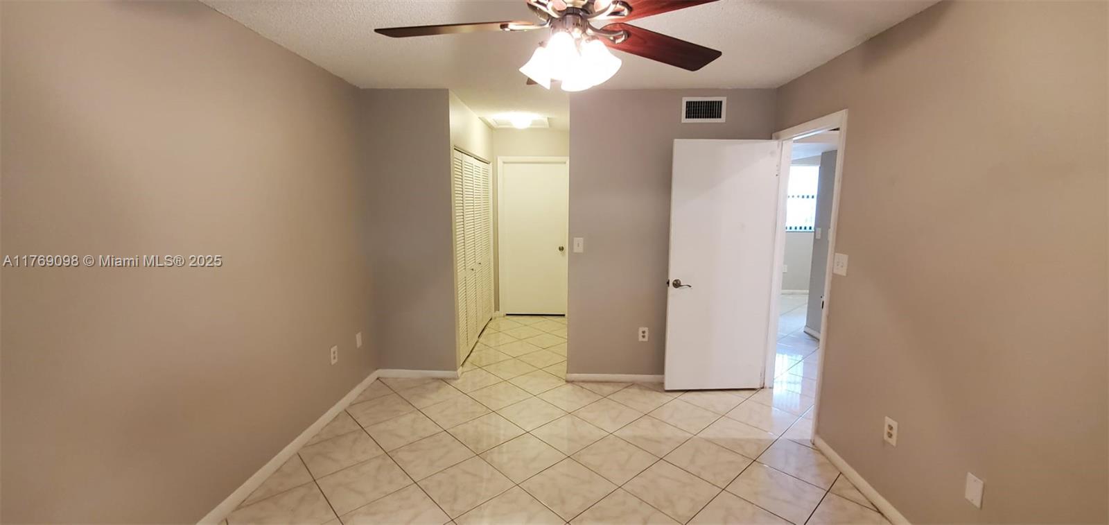 VILLAS DE VENEZIA CONDO - Residential Lease