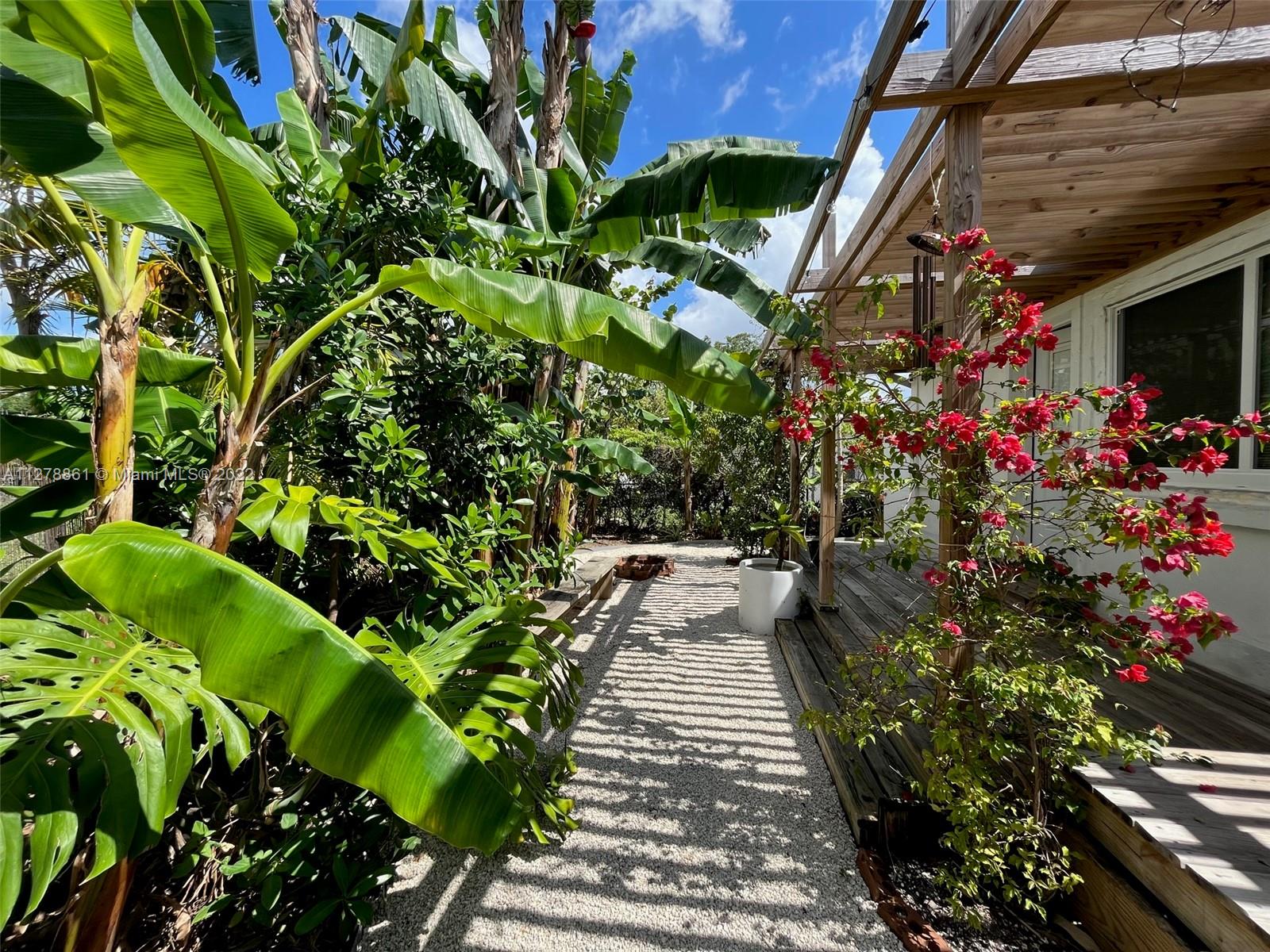 ROYAL PALM GARDENS - Residential