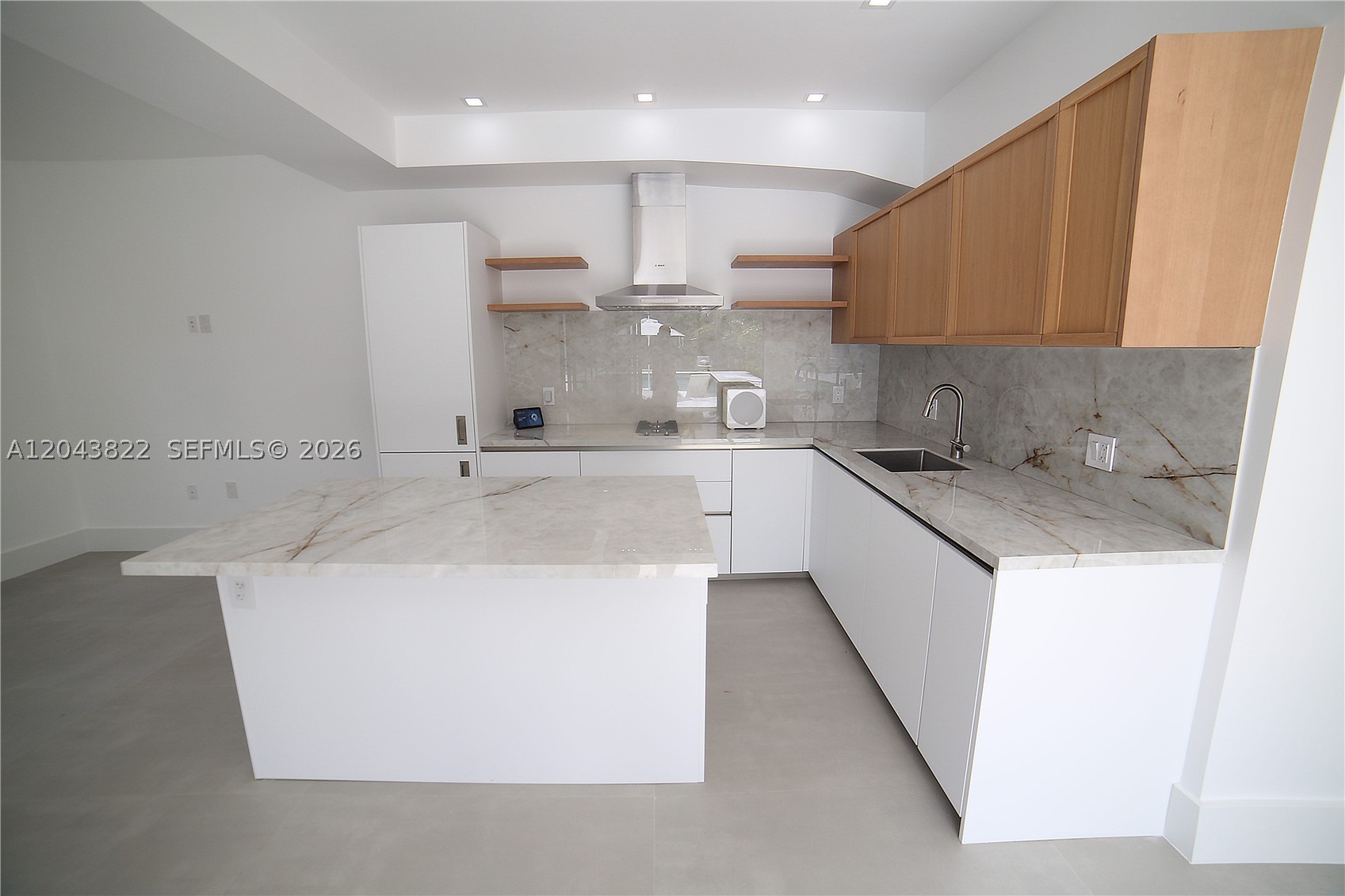 HOLLYWOOD LAKES SECTION - Residential Lease
