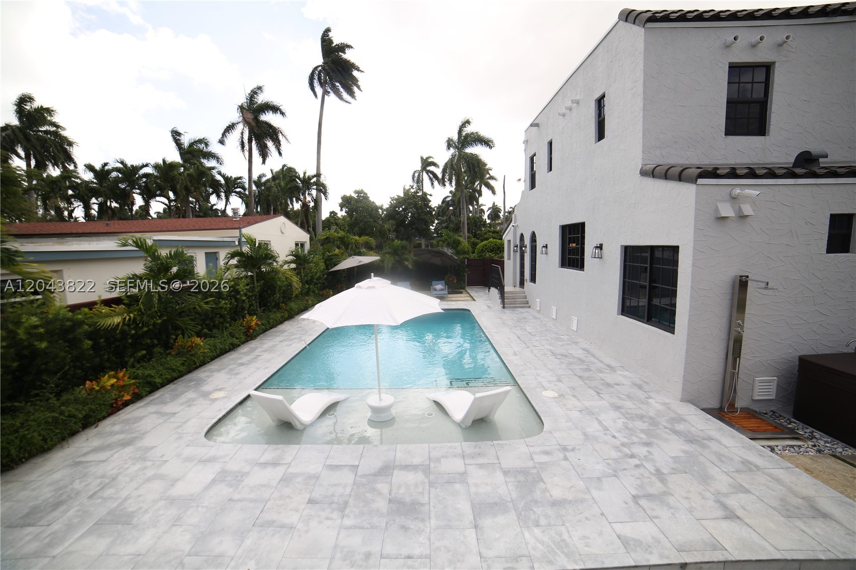 HOLLYWOOD LAKES SECTION - Residential Lease