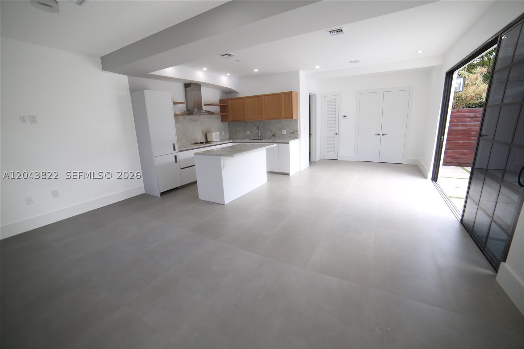 HOLLYWOOD LAKES SECTION - Residential Lease