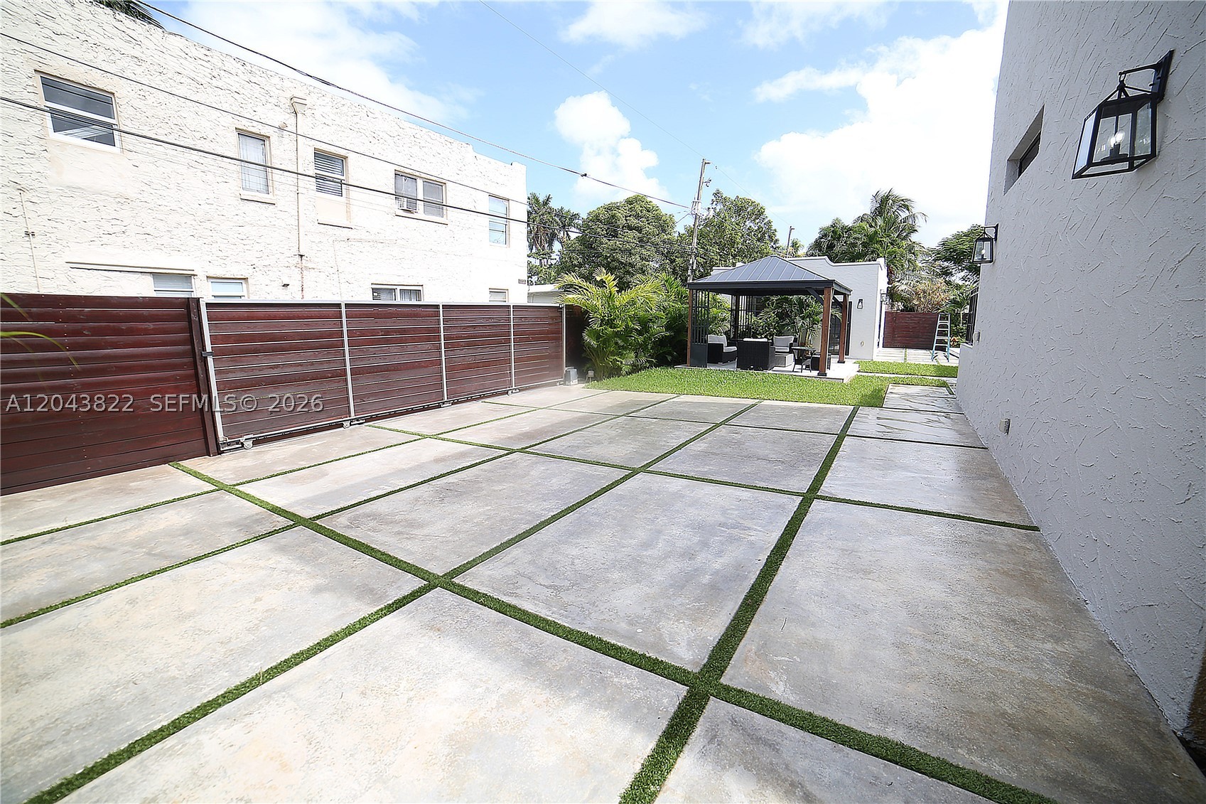 HOLLYWOOD LAKES SECTION - Residential Lease