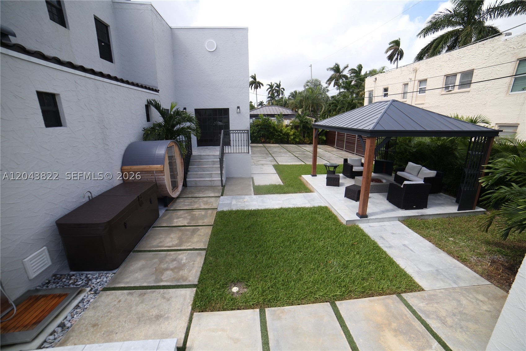 HOLLYWOOD LAKES SECTION - Residential Lease