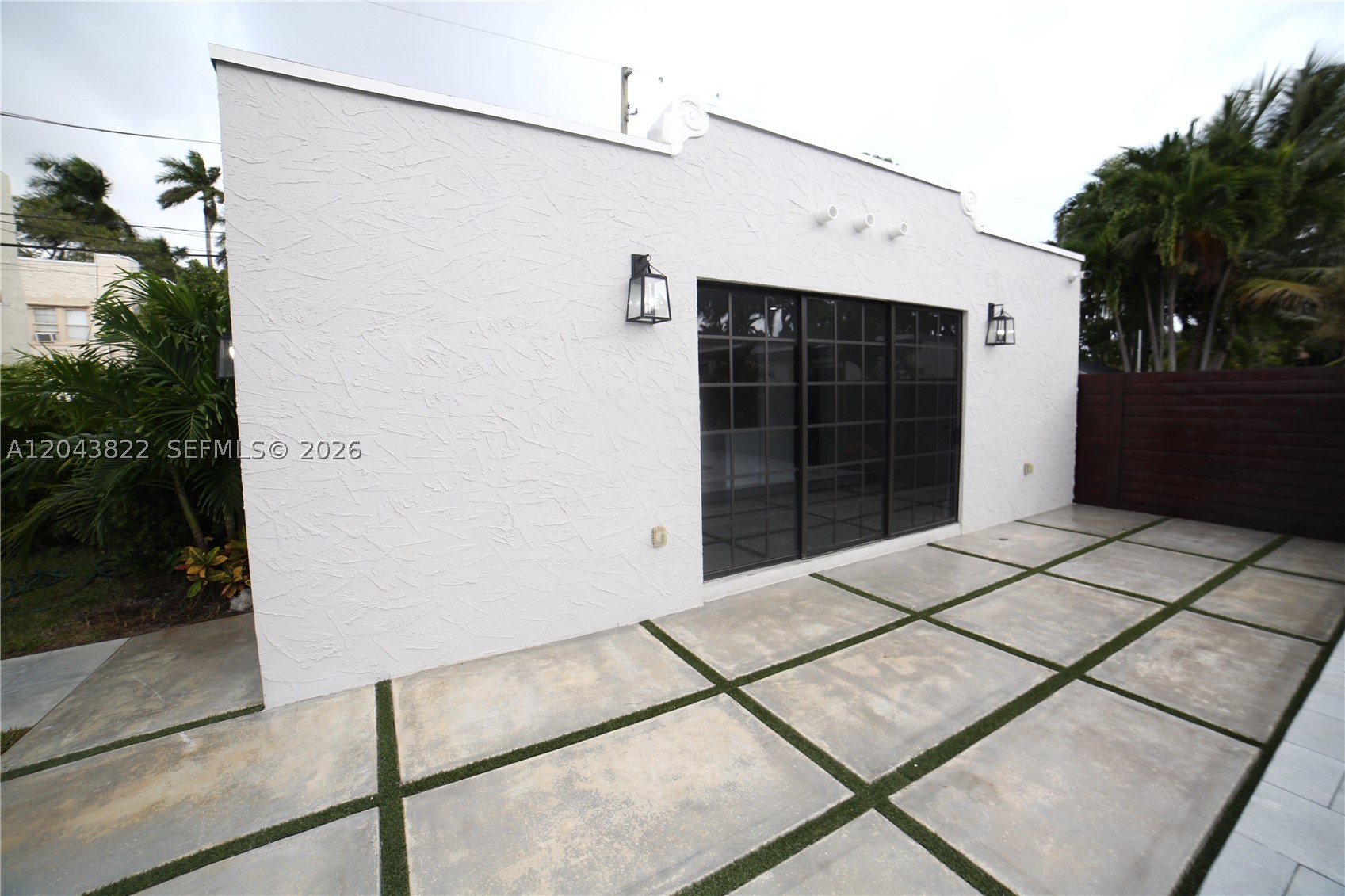 HOLLYWOOD LAKES SECTION - Residential Lease