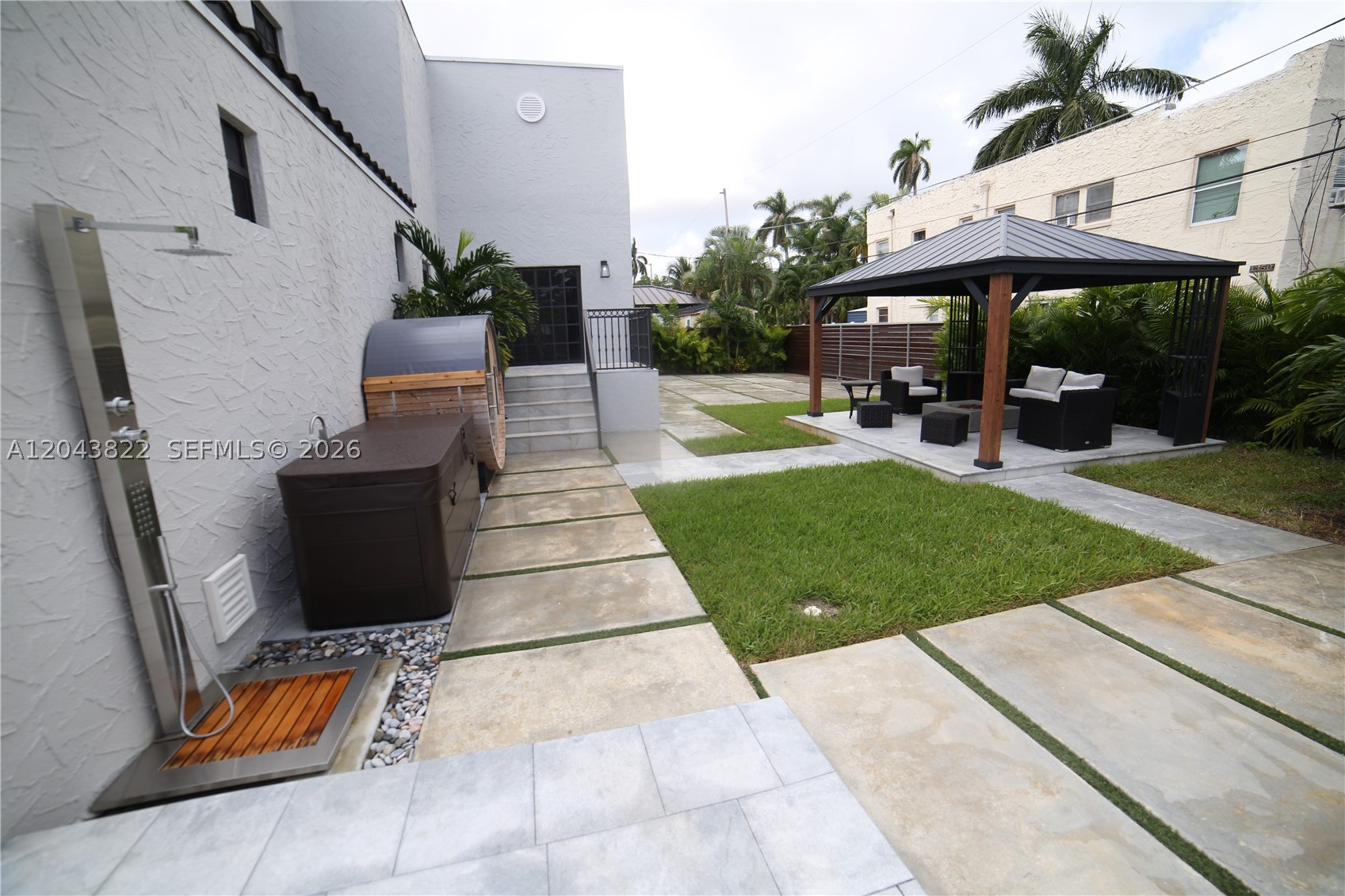 HOLLYWOOD LAKES SECTION - Residential Lease