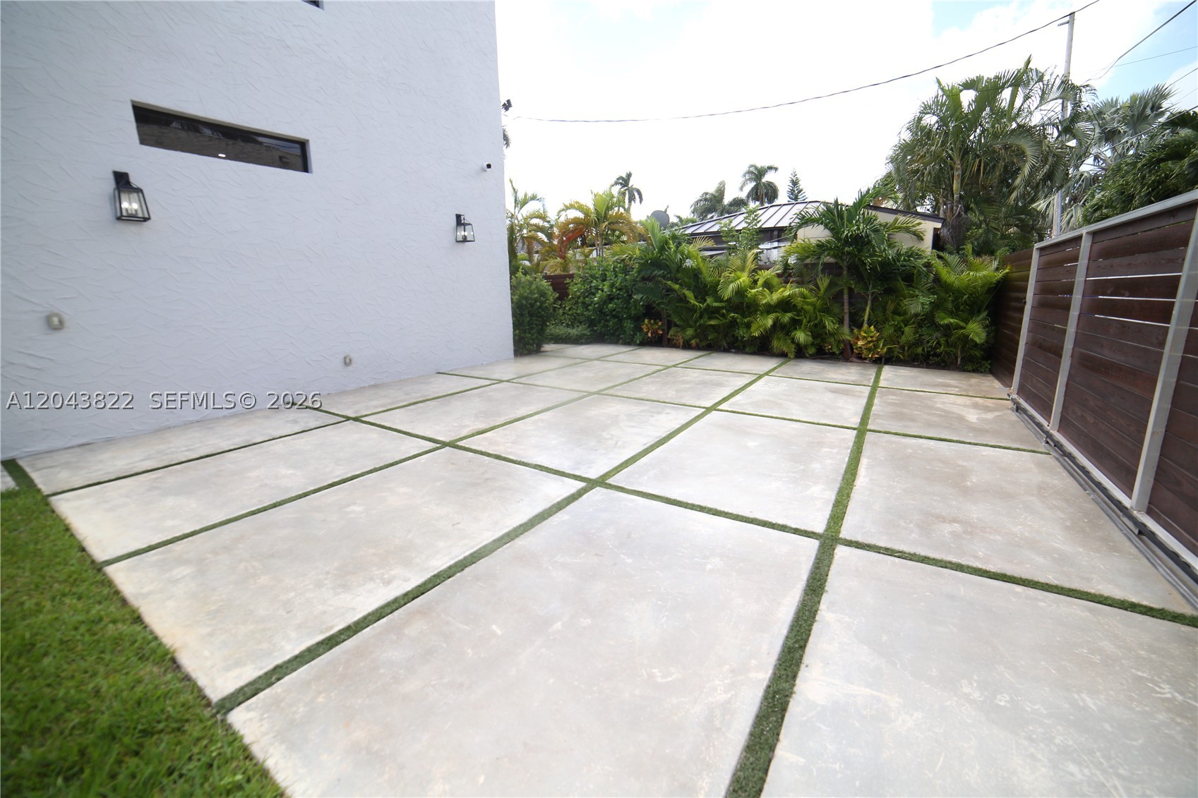 HOLLYWOOD LAKES SECTION - Residential Lease
