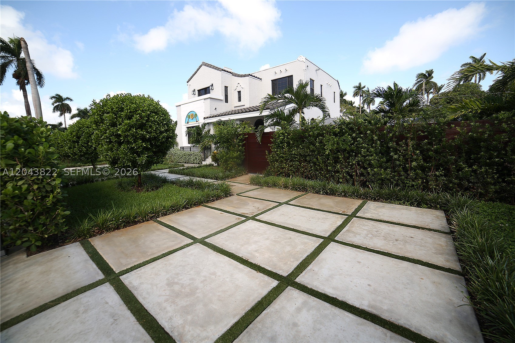 HOLLYWOOD LAKES SECTION - Residential Lease