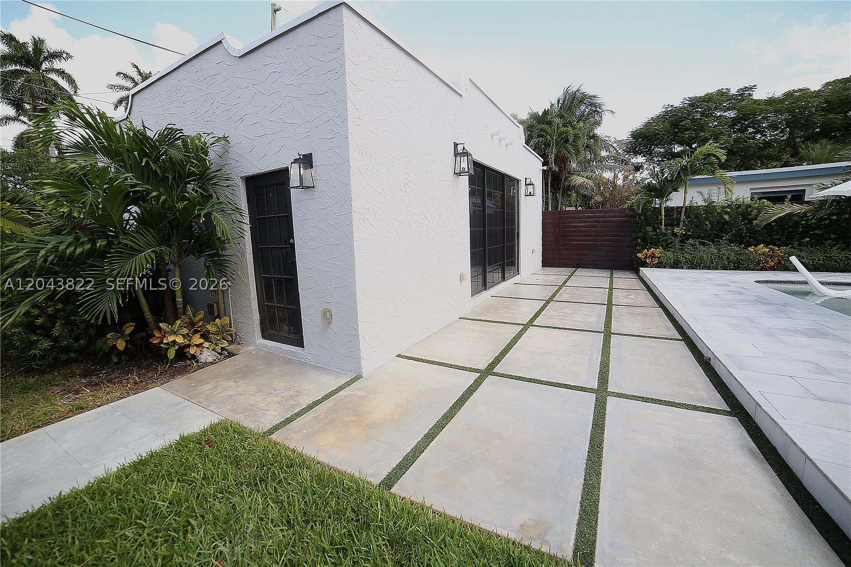 HOLLYWOOD LAKES SECTION - Residential Lease