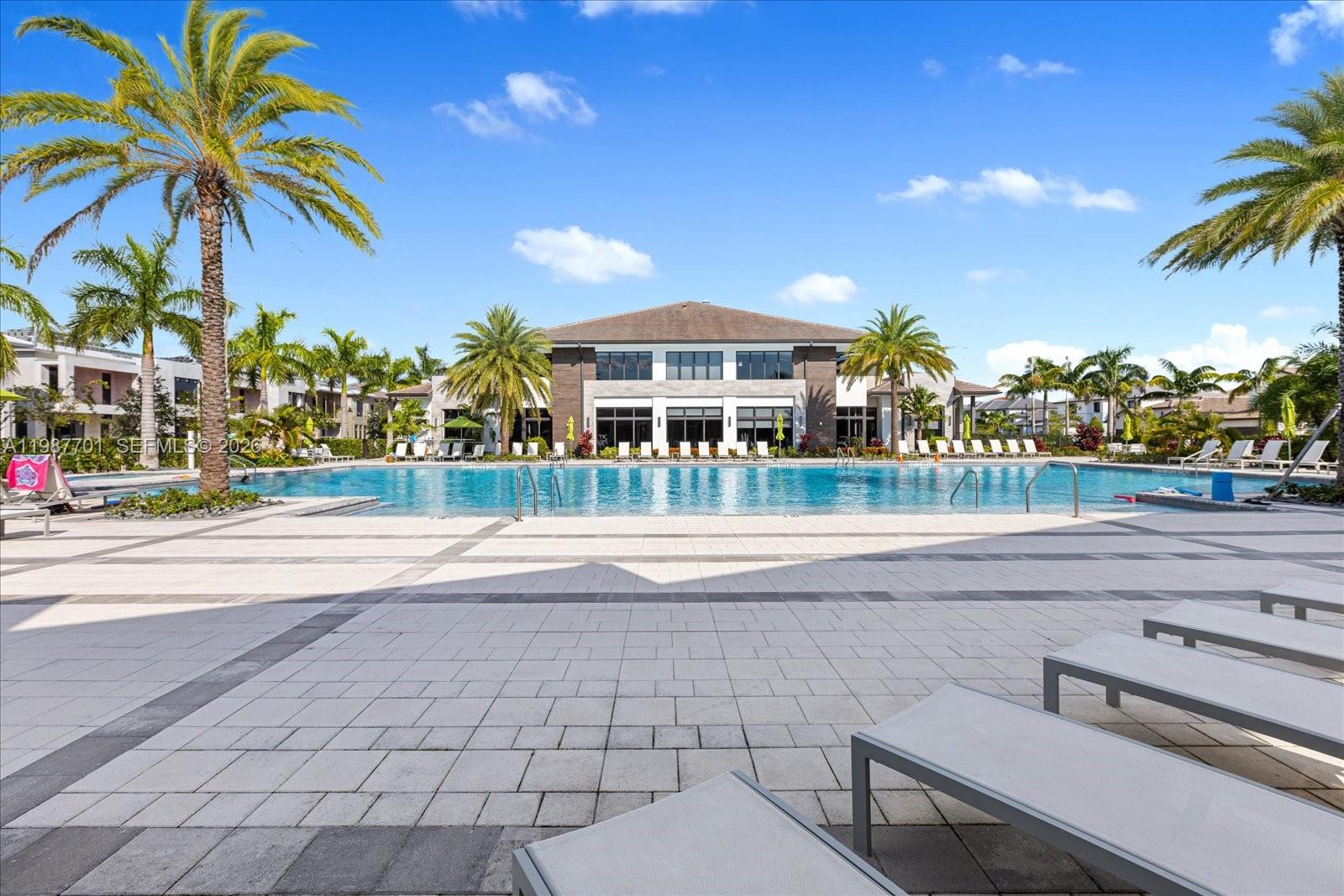 DOWNTOWN DORAL SOUTH PHAS - Residential