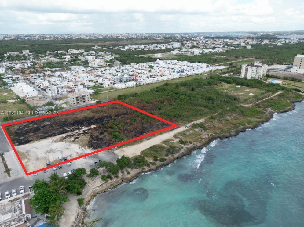 Great investment opportunity ideal for the development of hotel facilities! Three plots of land (95,125 sq ft) facing a beautiful beach in Villa Caleta, La Romana, Dominican Republic, one of the fastest-growing areas for tourism development, with wonderful beaches, luxury resorts, golf courses, close to La Romana Intl Airport and Port.