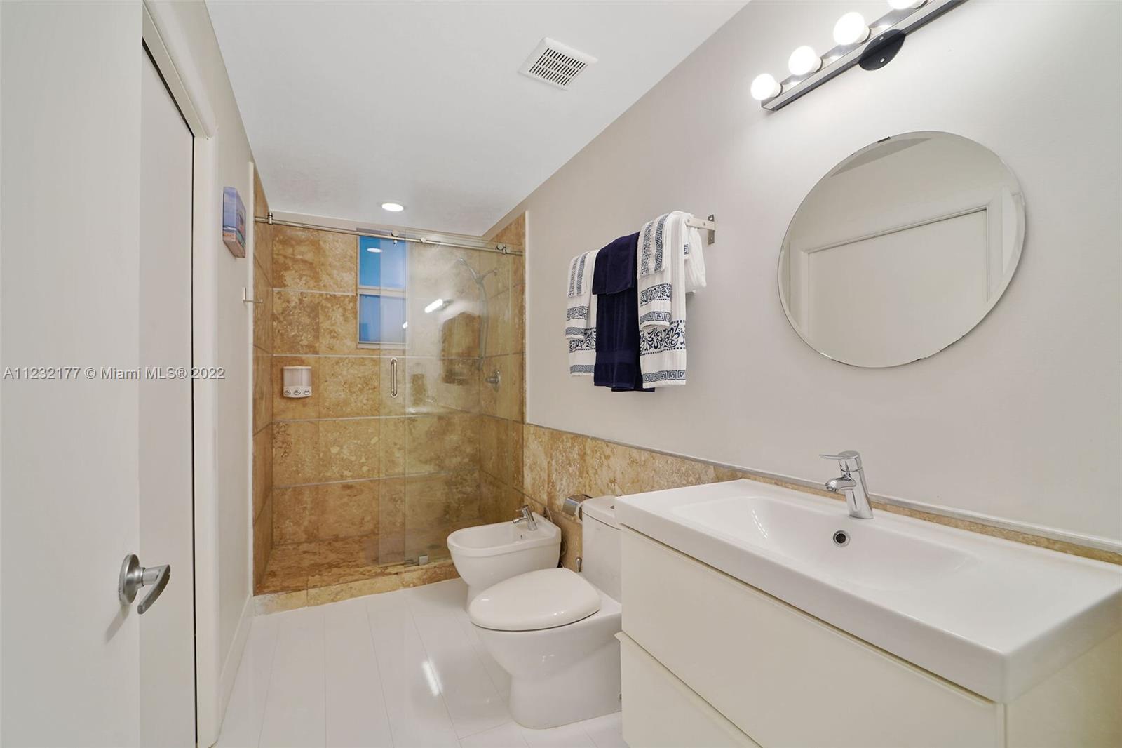 ESSENZA AT 1410 EUCLID CO - Residential Lease