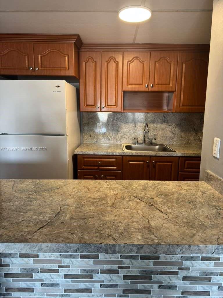 Small private building in an excellent location. Unit is in great condition and ready for immediate move in. FREE FIRST MONTH TO QUALIFIED TENANTS.