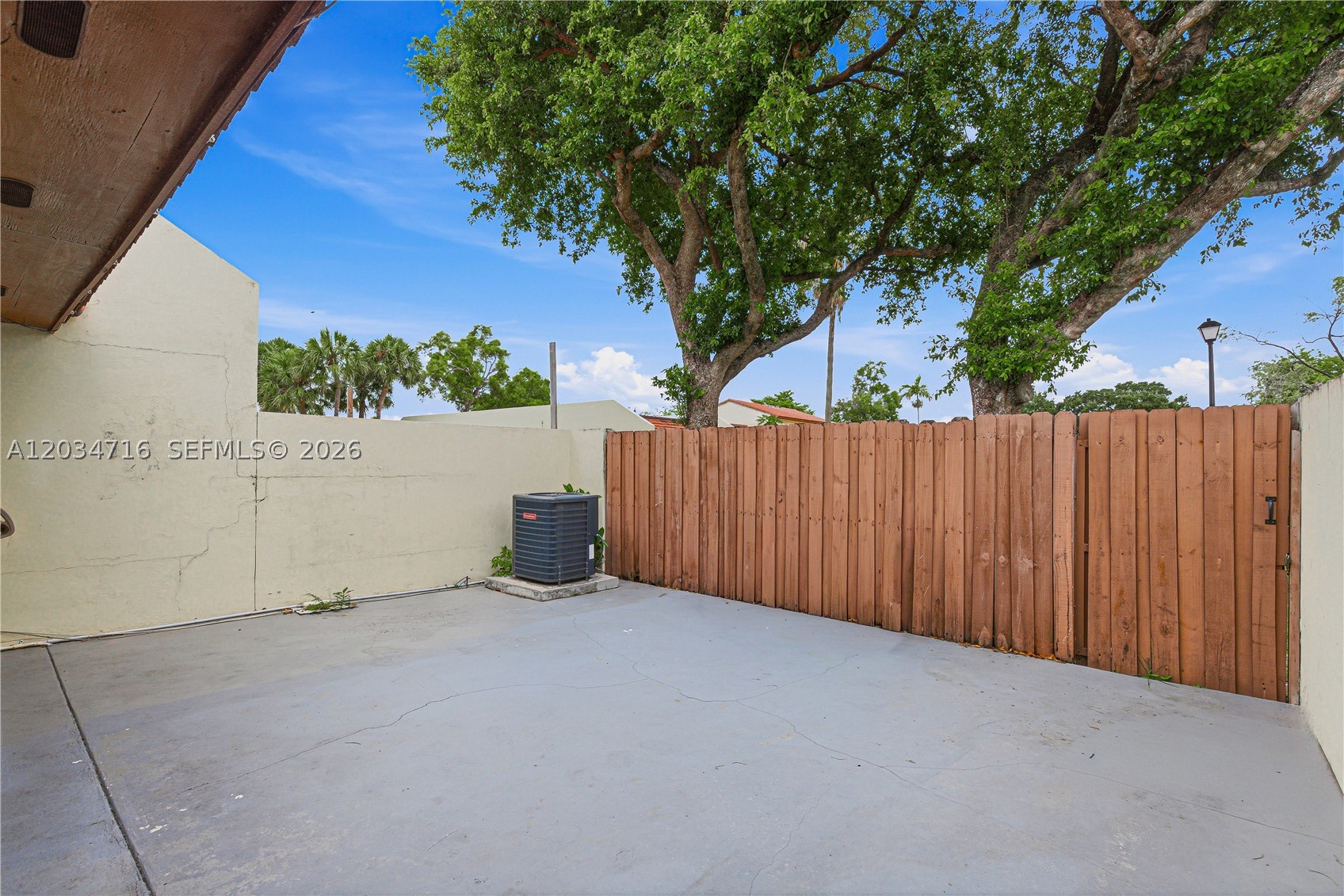 TOWNHOMES OF COUNTRY LAKE - Residential