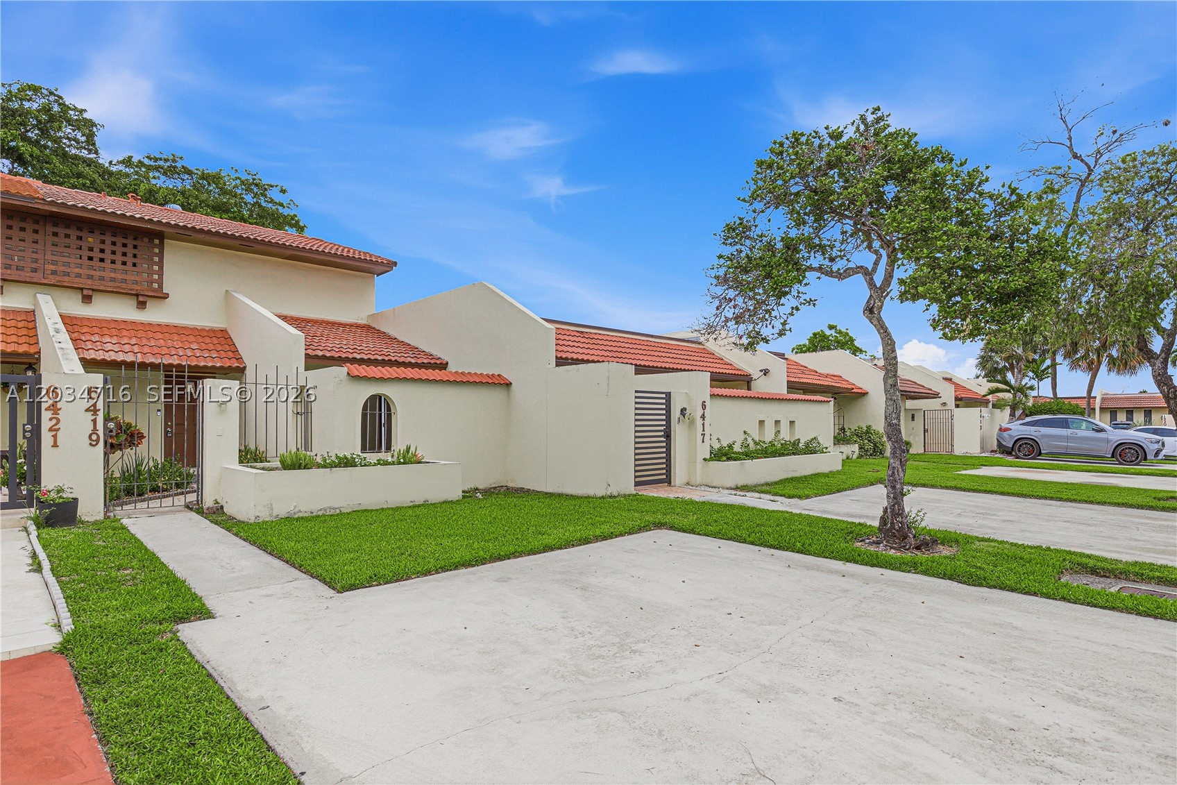 TOWNHOMES OF COUNTRY LAKE - Residential
