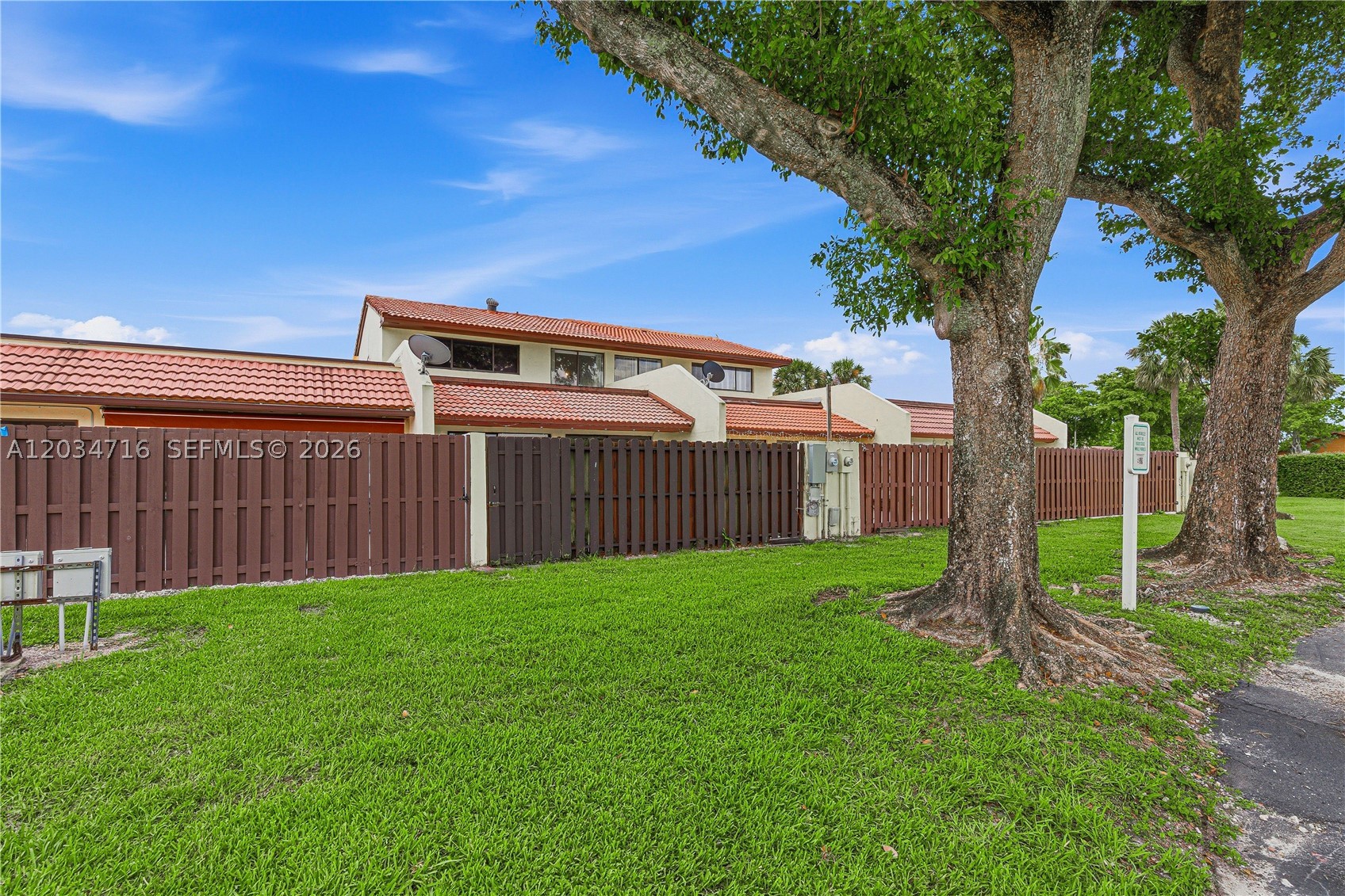 TOWNHOMES OF COUNTRY LAKE - Residential