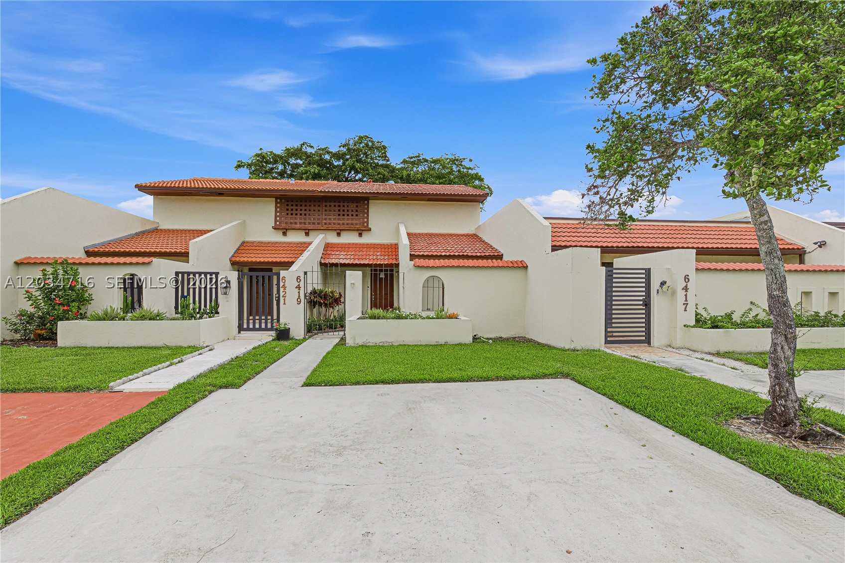 TOWNHOMES OF COUNTRY LAKE - Residential