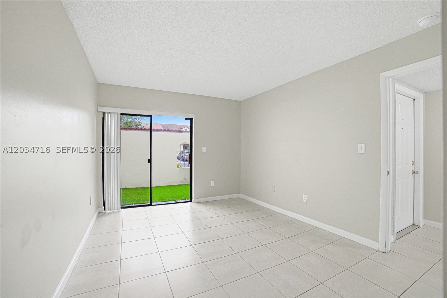 TOWNHOMES OF COUNTRY LAKE - Residential