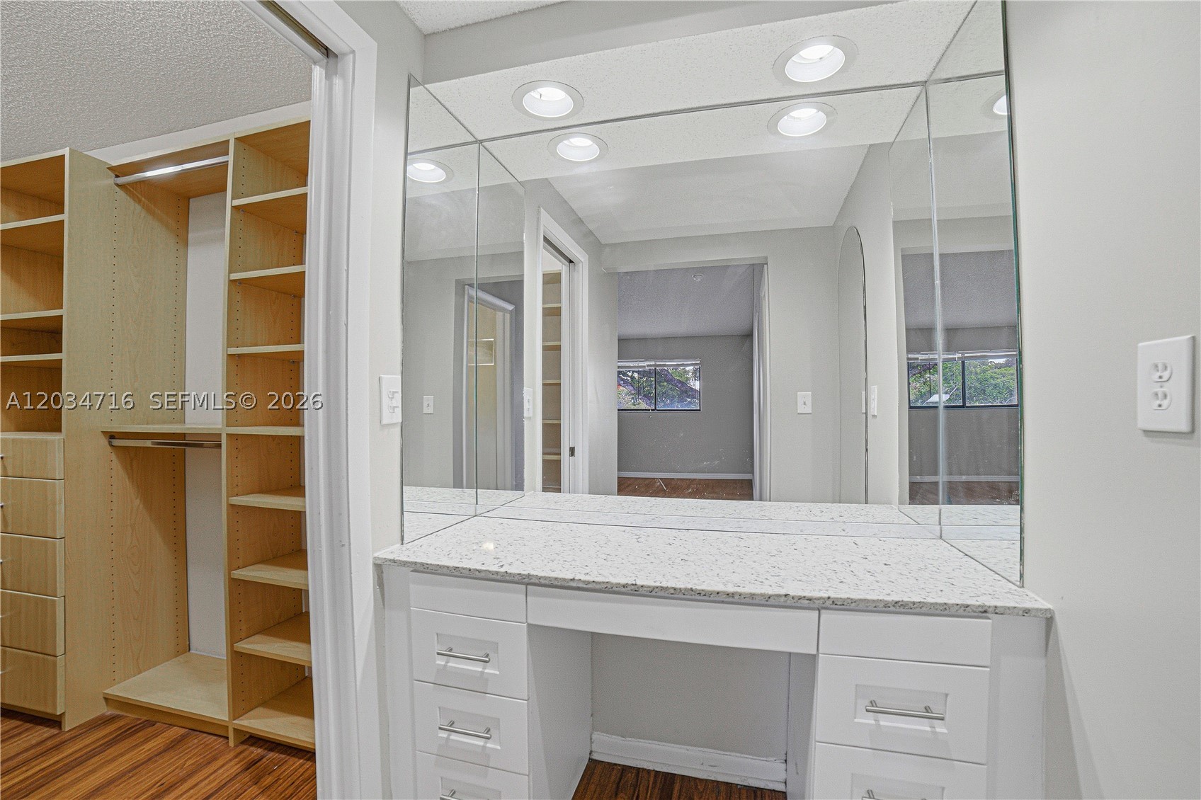 TOWNHOMES OF COUNTRY LAKE - Residential