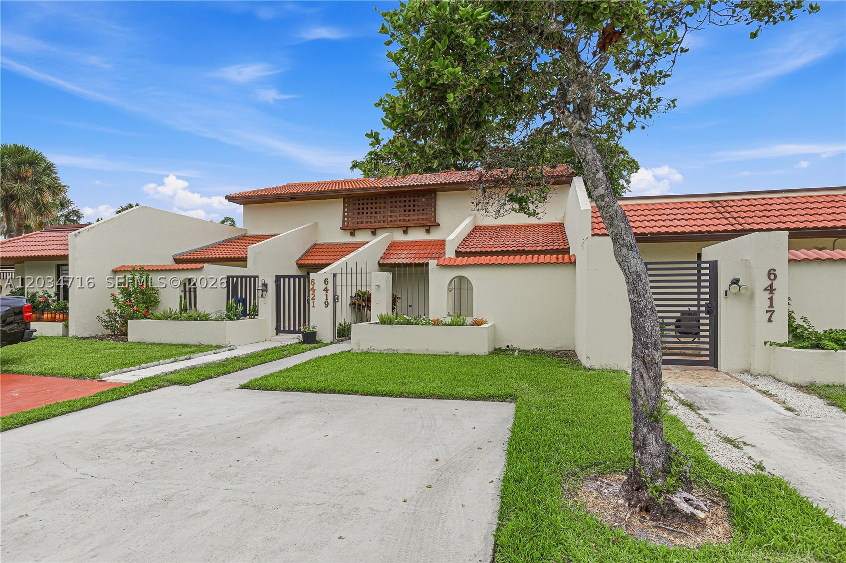TOWNHOMES OF COUNTRY LAKE - Residential