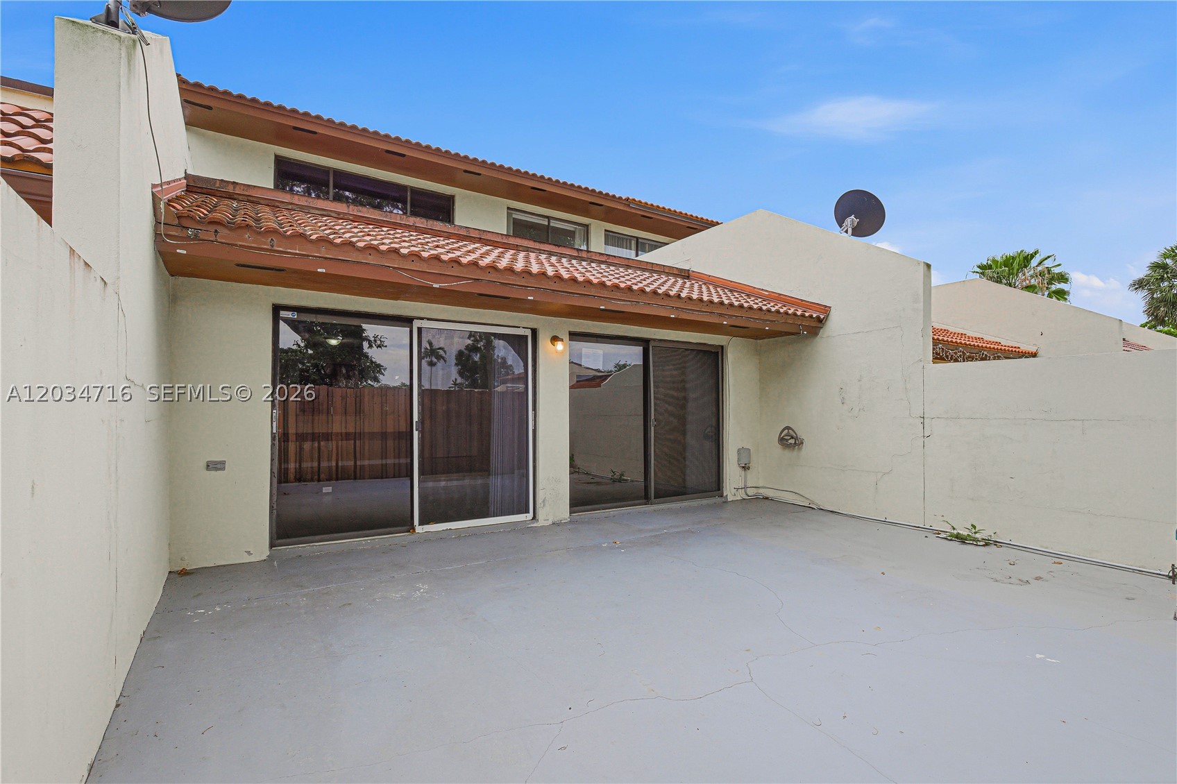 TOWNHOMES OF COUNTRY LAKE - Residential
