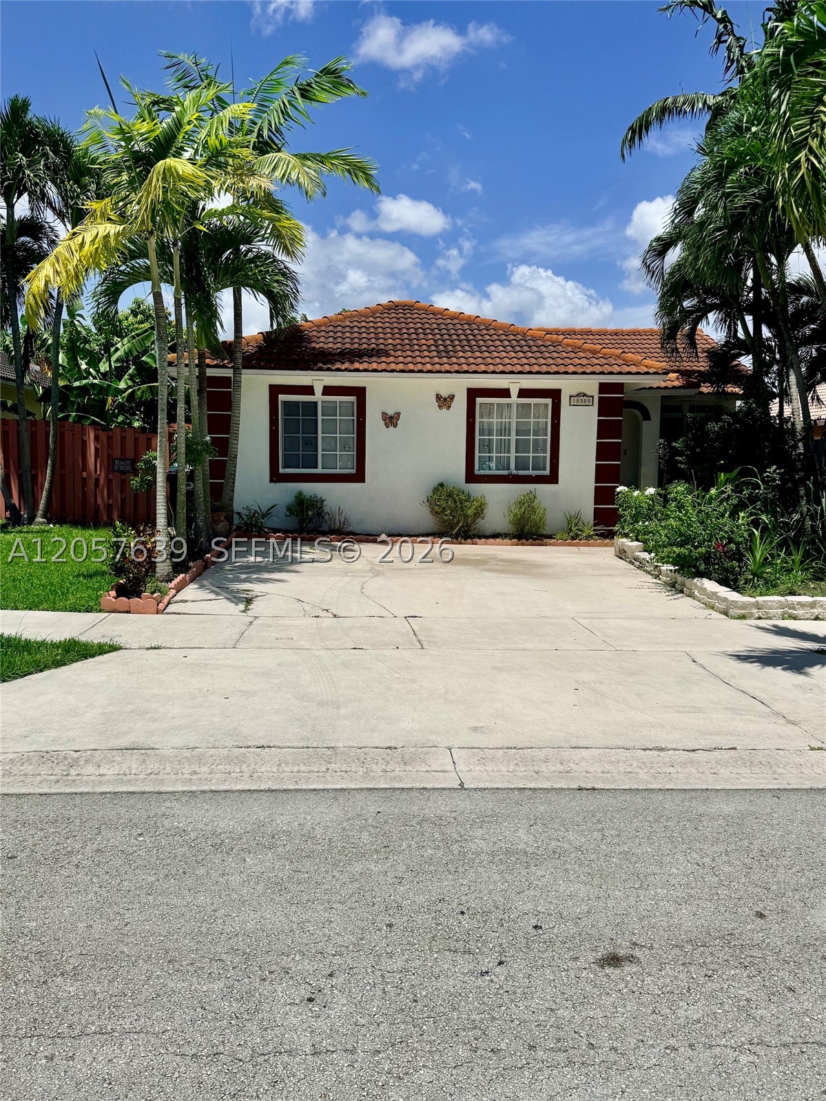 Move-in ready 4-bedroom, 2-bath home with no HOA! Enjoy a functional layout, spacious bedrooms, a screened-in patio perfect for relaxing or entertaining, and a large backyard with endless possibilities. Conveniently located near schools, shopping, dining, and major highways. Seller requests up to 30 days of post-closing occupancy to facilitate relocation.
Occupied by Owners. do not disturb occupants. All showings are by appointment only. Please contact the listing agent to schedule a showing.