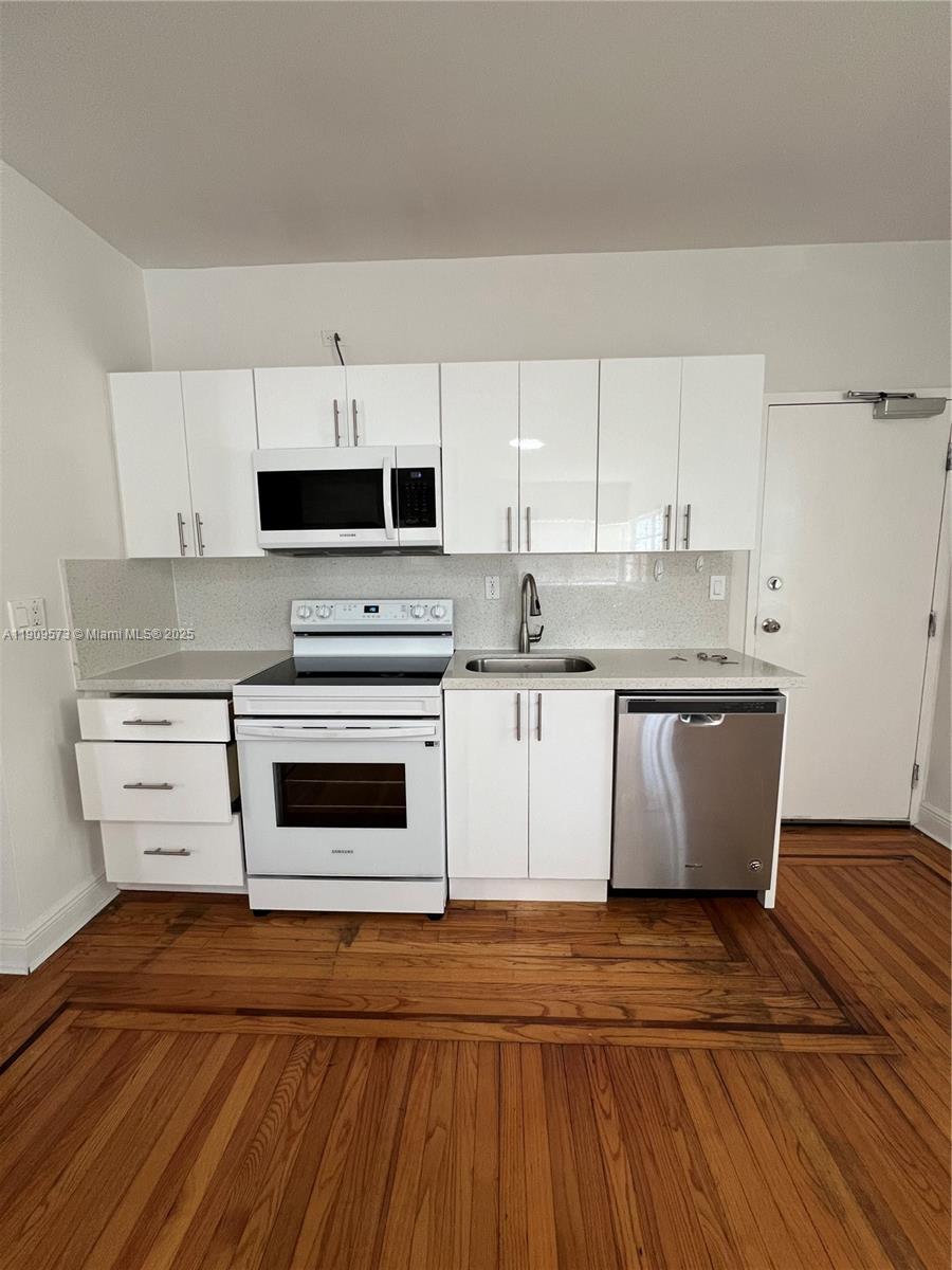 Corner unit, very cozy with lots of natural light. Washer and Dryer in the unit.