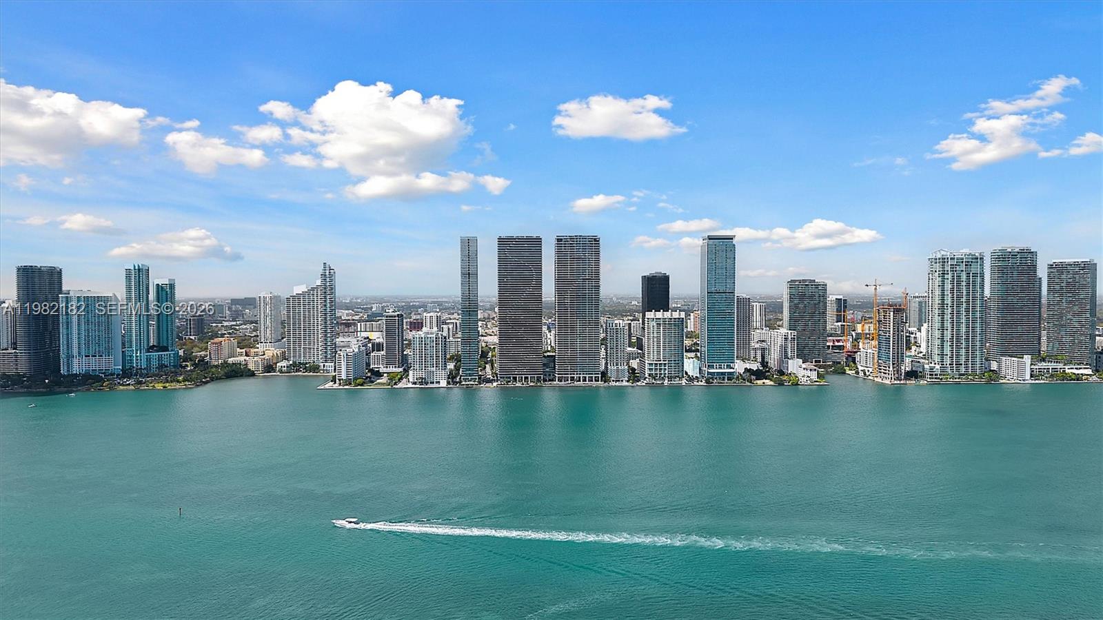 This luxury penthouse, newly built, has 11-foot ceilings and a spacious living room that opens onto a 10-foot balcony overlooking the sea. The 4 private suites, each with its own bathroom, are complemented by a courtesy toilet. Enjoy two swimming pools, a spa, a gym, and a private garage for 3 cars. It is an exclusive jewel for those looking for maximum refinement. Property is also available for rent.