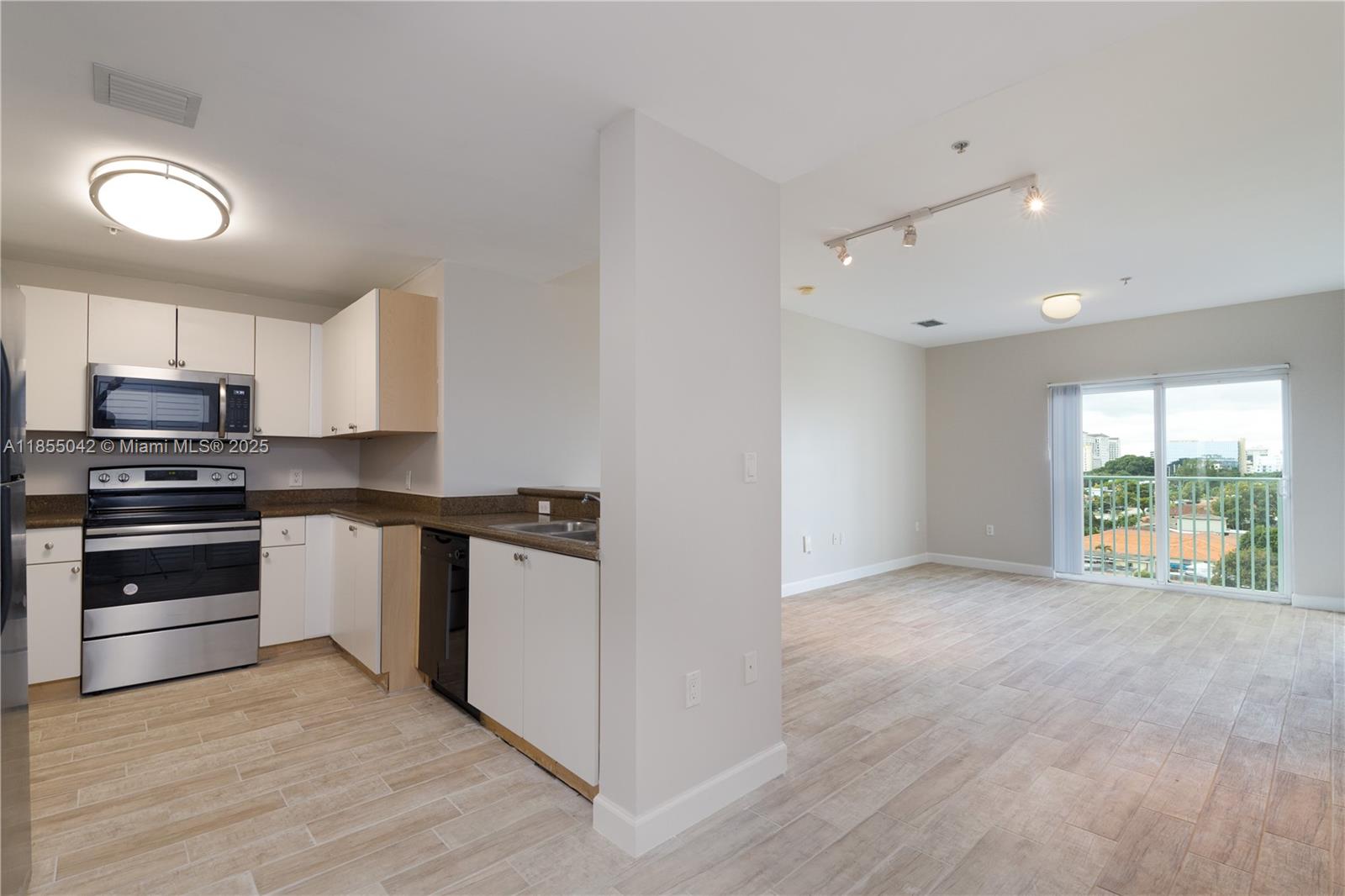 SHAMROCK BY THE GABLES CO - Residential Lease