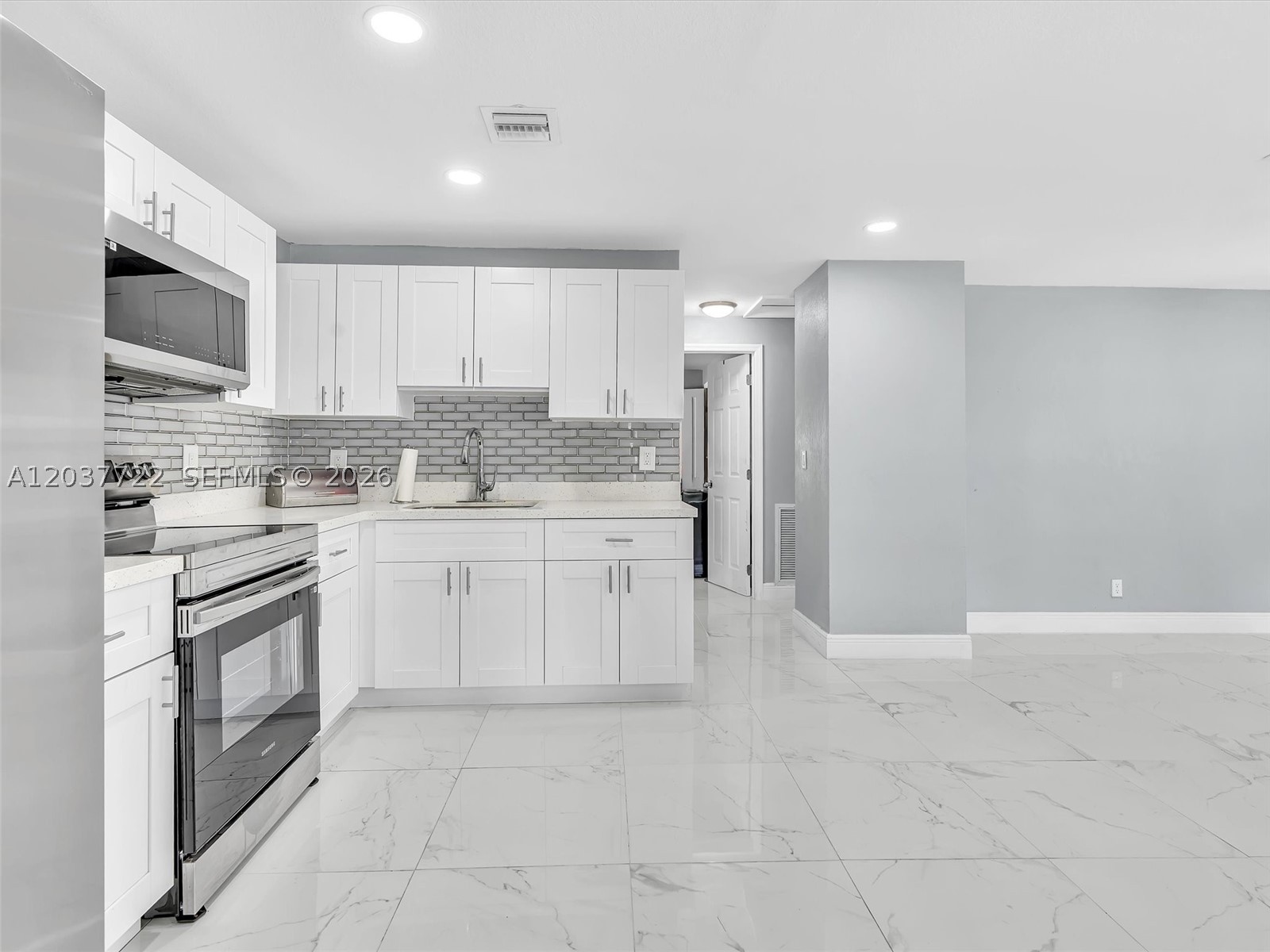 HILLSBORO RIVER ESTATES - Residential Lease