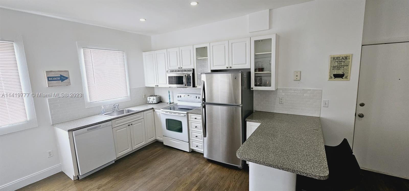 LOCATION!, LOCATION!. VERY BRIGHT CORNER UNIT completely Furnished and Comfortable, 1/1 in Art Deco building in super quiet, residential section of South Beach. Renovated bathroom and Kitchen, original wood floor. Two blocks from the Flamingo Park. Close to the beach and Lincoln Rd. Don t miss it. Easy to show.
It can be furnished or unfurnished.