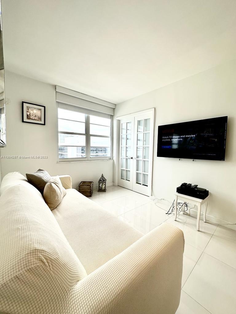 THE DECOPLAGE CONDO - Residential Lease