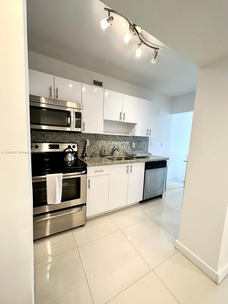 THE DECOPLAGE CONDO - Residential Lease