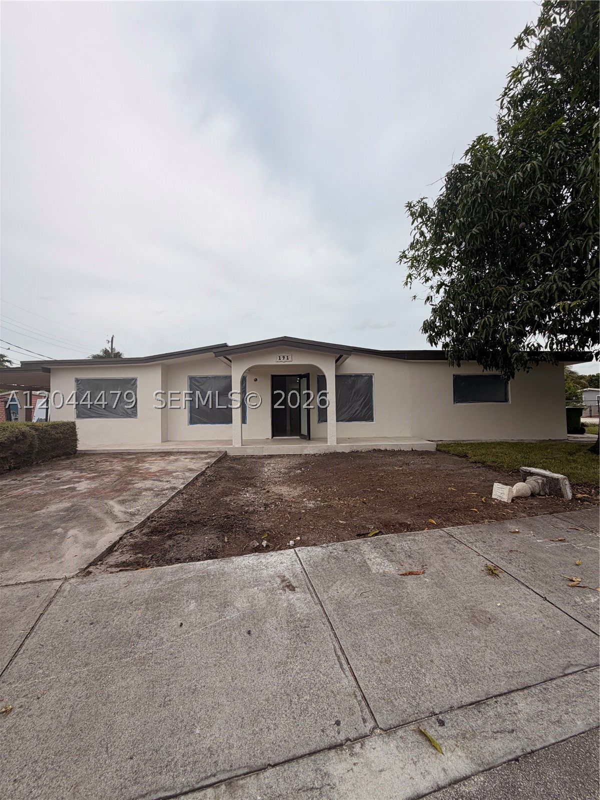 Rare find! Fully remodeled corner home with 6 bedrooms, 3 bathrooms, 2 kitchens, impact windows, 2 terraces, and parking for over 10 vehicles. Versatile layout with outstanding investment potential. Move-in ready!
