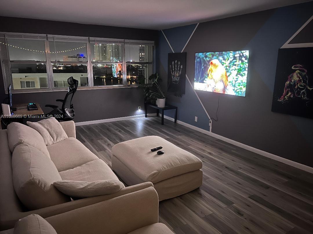 GOLDEN SAILS CONDO - Residential