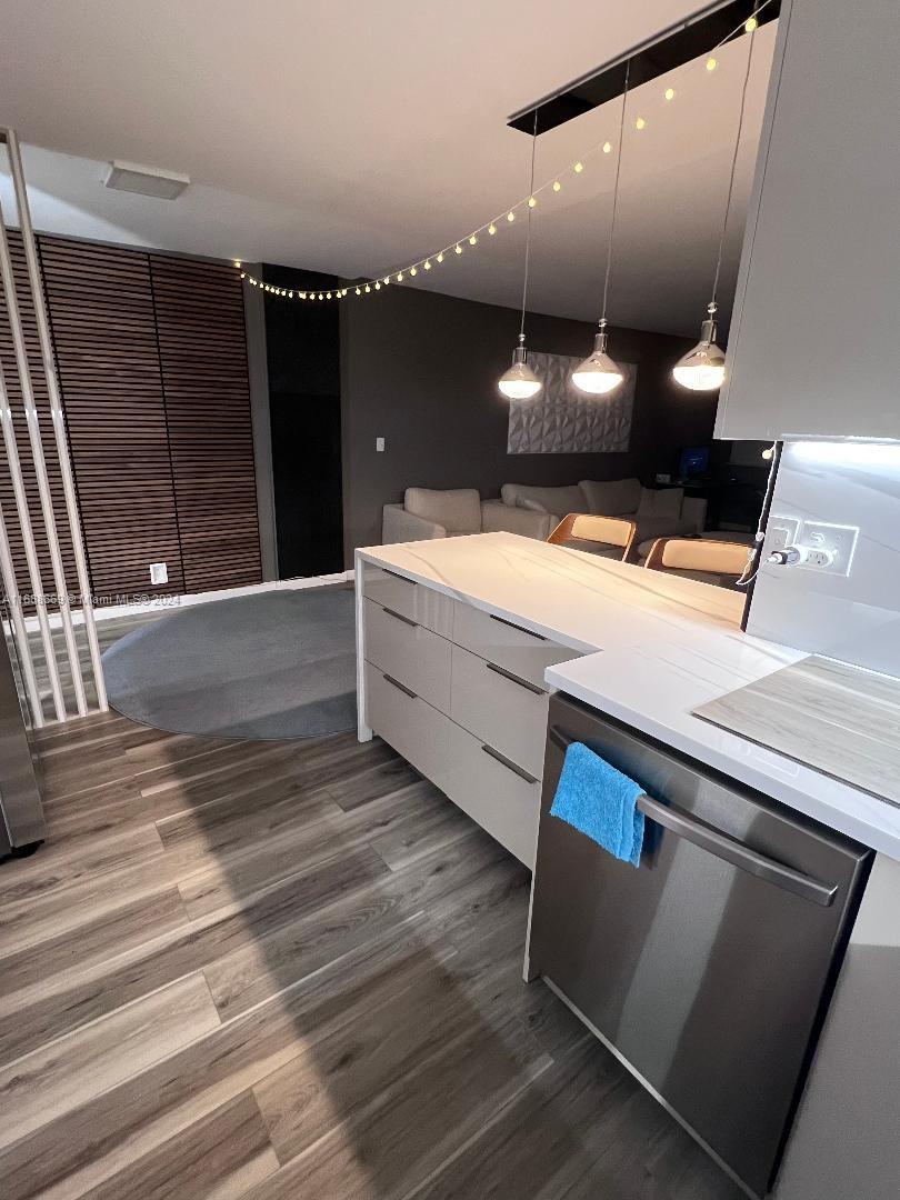 GOLDEN SAILS CONDO - Residential