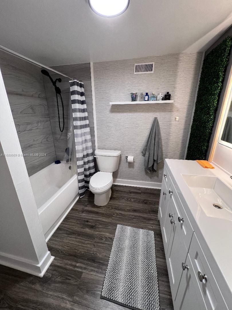 GOLDEN SAILS CONDO - Residential