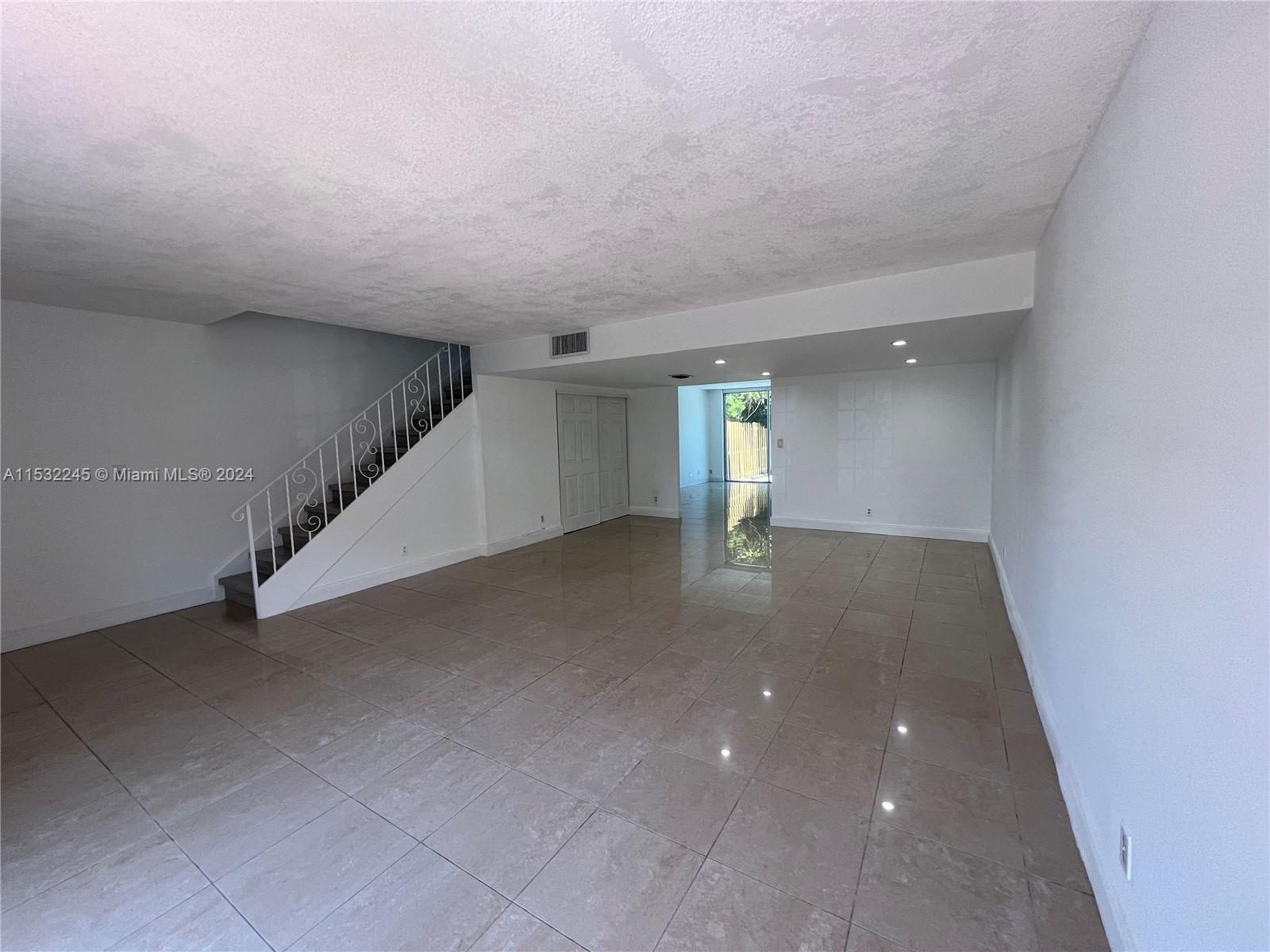 TOWNHOUSES OF VENETIAN PA - Residential Lease