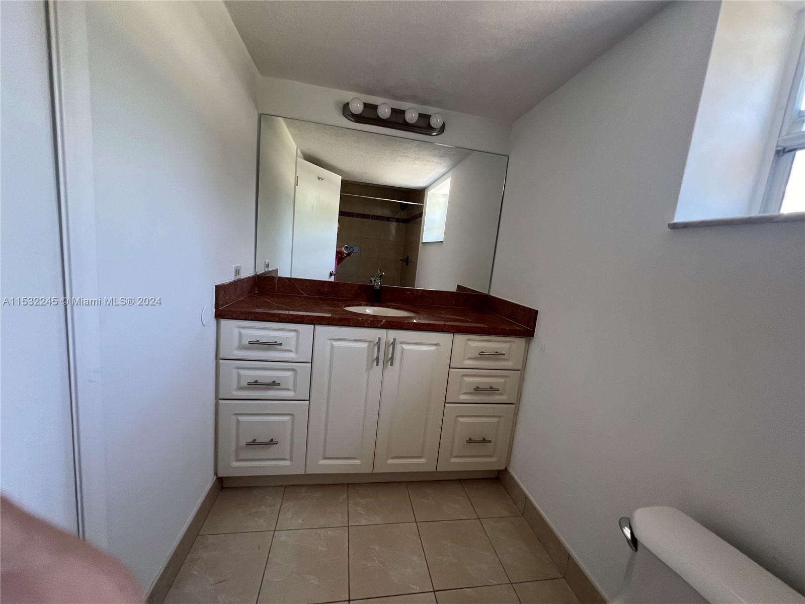 TOWNHOUSES OF VENETIAN PA - Residential Lease