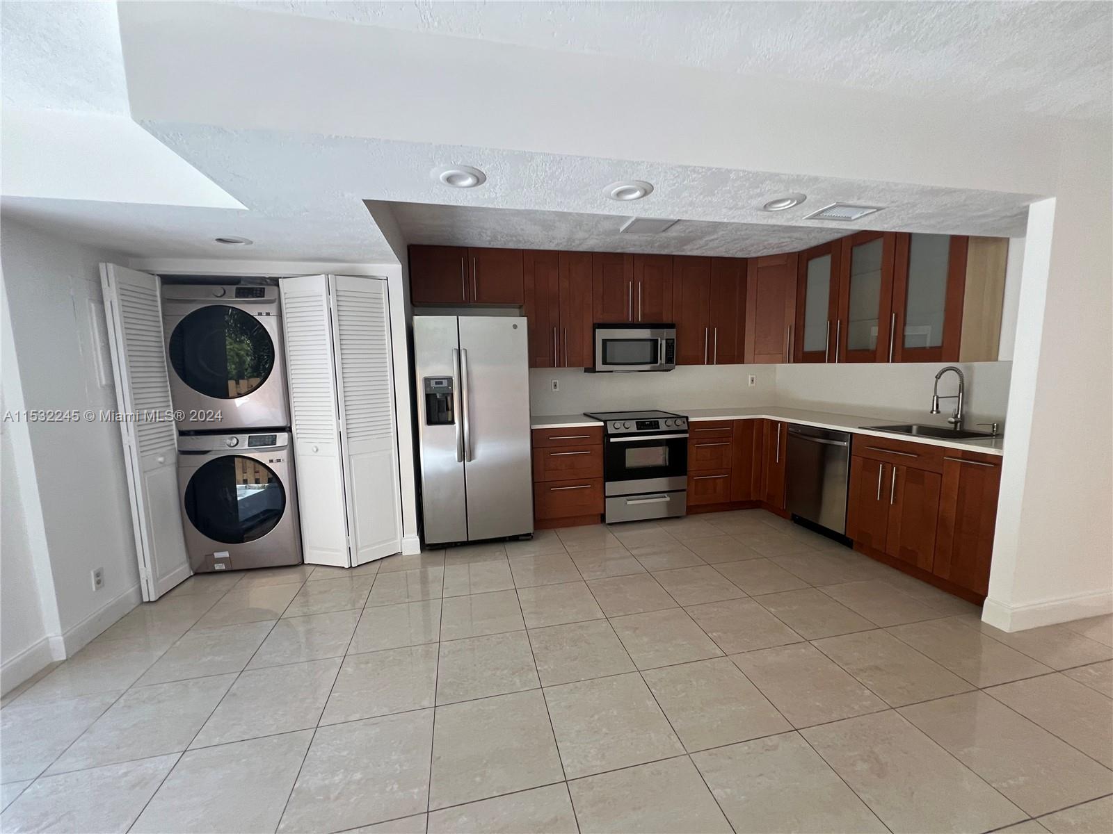 TOWNHOUSES OF VENETIAN PA - Residential Lease